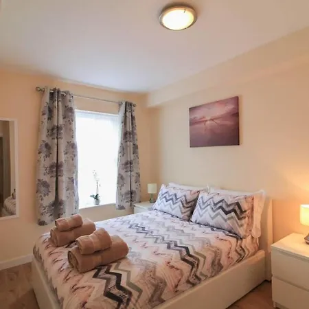 Beautiful City Centre Sleeps 4 Apartment