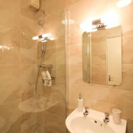 Beautiful City Centre Sleeps 4 Dublin